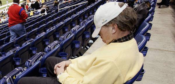 052610-nfl-sleeping-fan-pi_20100526170356_660_320